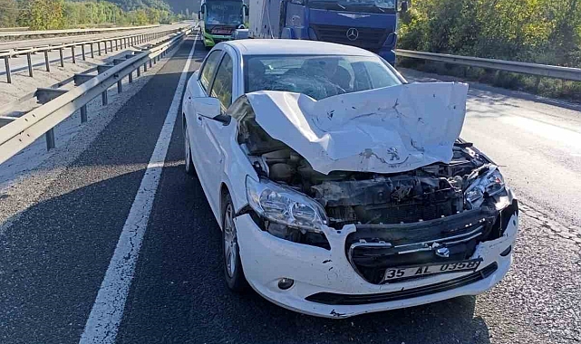 Otomobil kamyonete arkadan çarptı