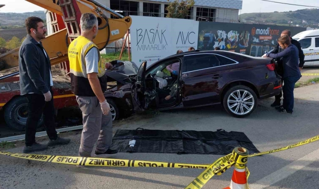 Otomobil park halindeki iş makinesi yüklü tıra çarptı, 70 yaşındaki sürücü öldü