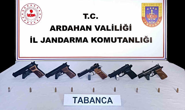 Otomobilde 5 adet ruhsatsız tabanca ele geçirildi