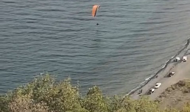 Paraşütçü sahile 5 metre kala denize yumuşak iniş yaptı