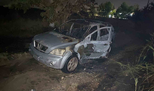 Park halindeki cip, benzin dökülüp aev alması sonucu küle döndü.