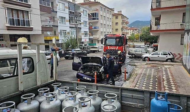 Park halindeki otomobil tüp kamyonetinin yanında yandı