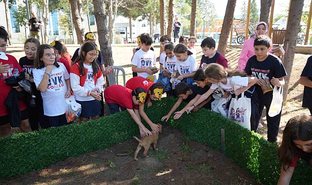 &#039;Pati Şenliği&#039;nde minik kedi ve köpekler, öğrencilerin ilgi odağı oldu