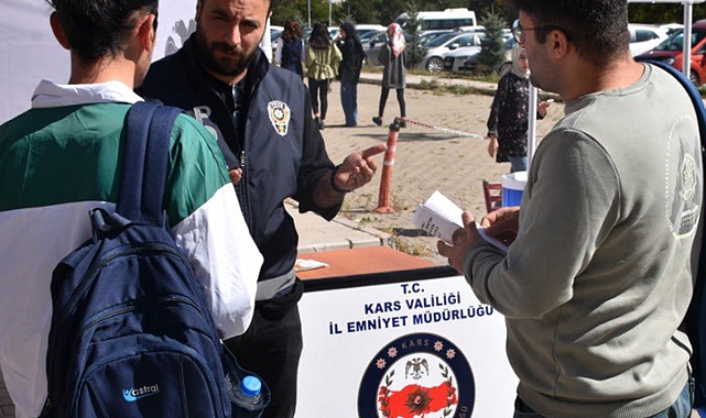 Polis üniversite öğrencilerini bilgilendirdi