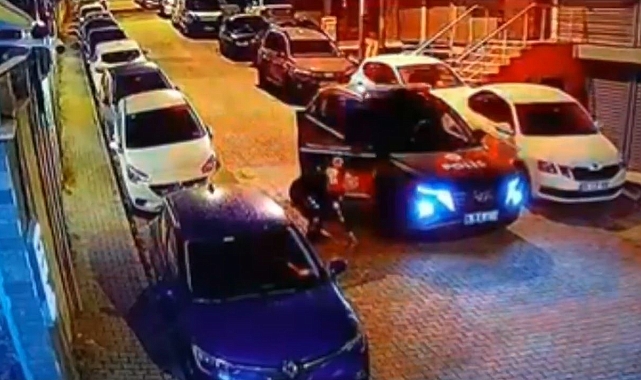 Polisin Türk bayrağı hassasiyeti yürekleri ısıttı