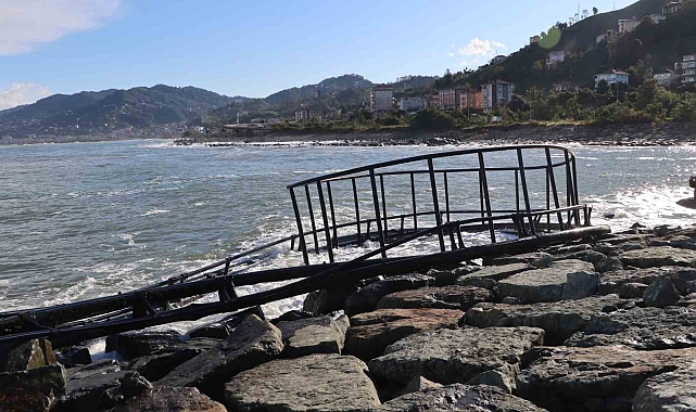 Rize&#039;de Denizde çıkan fırtına balık kafeslerini karaya sürükledi