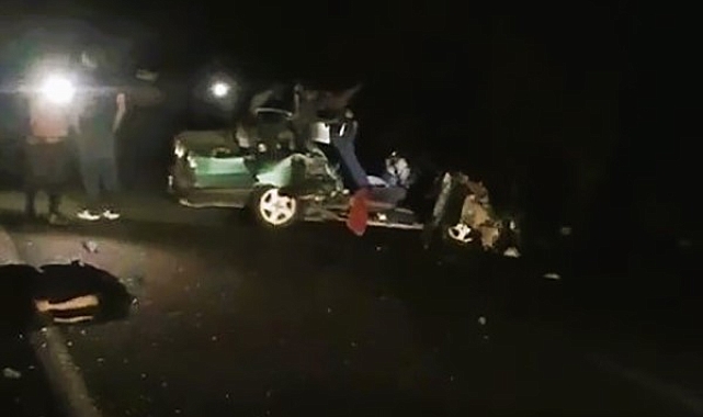 Römorka çarpan otomobil paramparça oldu