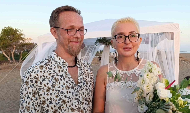 Rus ve Ukraynalı çiftin aşkı Antalya&#039;da nikahla taçlandı