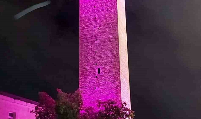 Saat Kulesi pembeye büründü