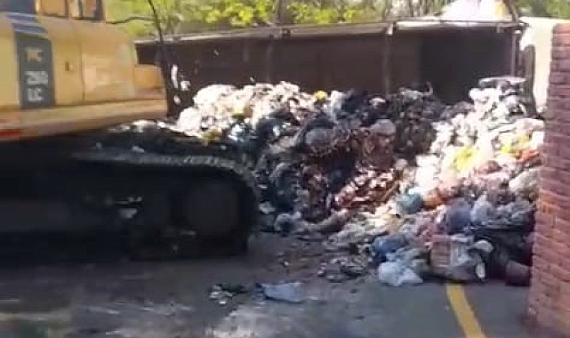 Sakarya&#039;da çöp kamyonu devrildi