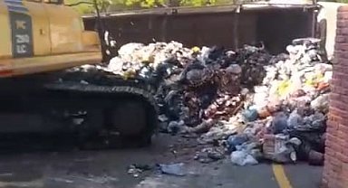 Sakarya'da çöp kamyonu devrildi