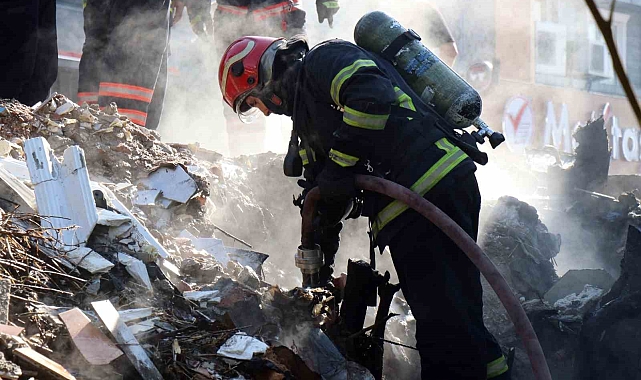 Sakarya&#039;nın Adapazarı İlçesinde Tek Katlı Metruk Yapıda Çıkan Yangın Doğalgaz Borusunu Patlattı