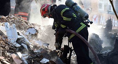 Sakarya'nın Adapazarı İlçesinde Tek Katlı Metruk Yapıda Çıkan Yangın Doğalgaz Borusunu Patlattı