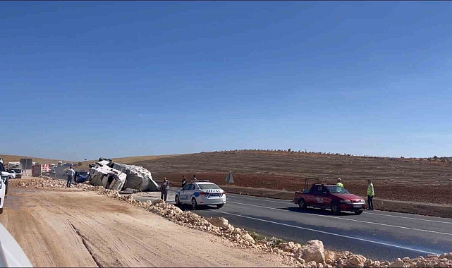 Şanlıurfa&#039;da saman balyası yüklü tır devrildi