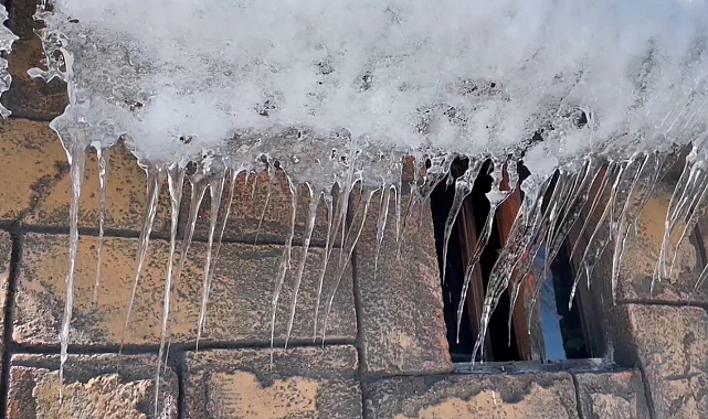 Sarıkamış&#039;ta soğuktan çatılarda buz sarkıtları oluştu