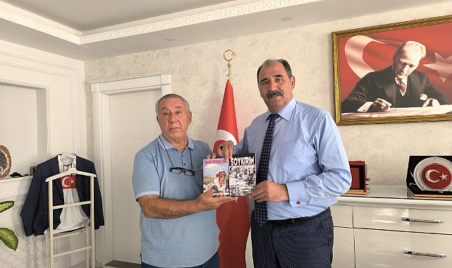 Serdar Ünsal “Soykırım Ve Yüreğim İrevan’da Kaldı “Romanını Milli Eğitim Müdürü Aziz Gün’e Hediye Etti