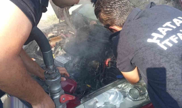 Seyir halindeki aracın motor kısmında yangın çıktı