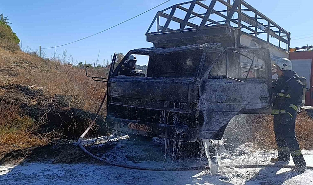 Seyir halindeki kamyon alev aldı