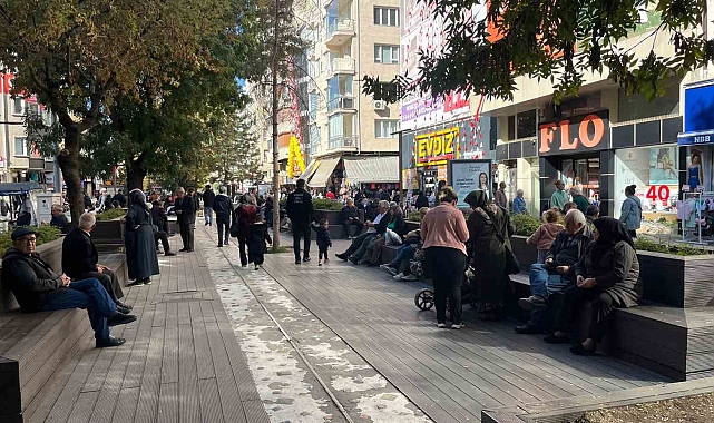 Sıcak havayı fırsat bulan vatandaşlar çay bahçelerinde oturarak vakit geçirdi