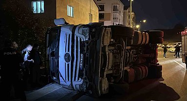 Sivas'ta rulo sac yüklü tır devrildi