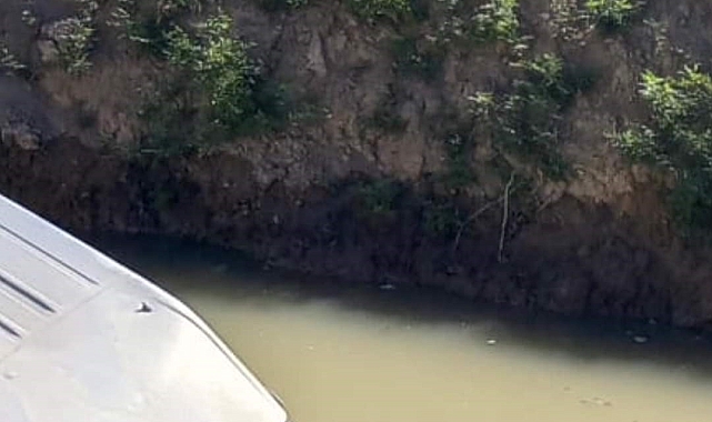 Sulama kanalına düşen kamyonetin sürücüsü itfaiye ekipleri tarafından kurtarıldı