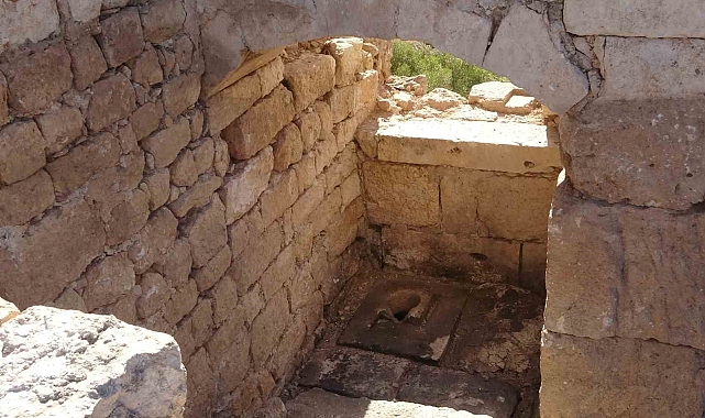 Surlarda 700 yıllık tuvalet bulundu