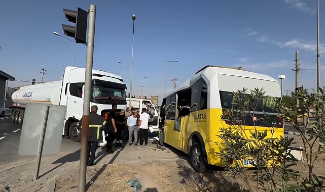 Tanker ile şehiriçi minibüsü çarpıştı