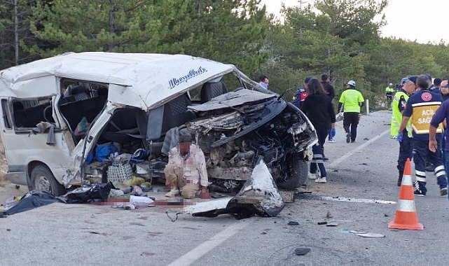 Tarım işçilerini taşıyan minibüs devrildi: 2 ölü, 13 yaralı