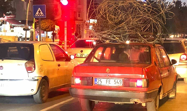 Tavanındaki demir yüküyle trafiğe çıktı