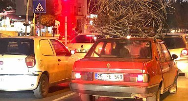 Tavanındaki demir yüküyle trafiğe çıktı