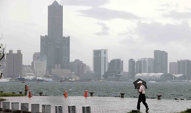 Tayvan&#039;da tayfun alarmı verildi 112 uçuş iptal edildi