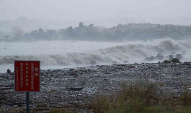 Tayvan&#039;ı Kong-rey Tayfunu vurdu: 1 ölü, 73 yaralı