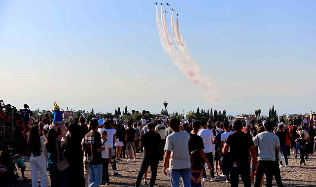 TEKNOFEST'te Türk Yıldızlarının gösterisi izleyenlerin nefeslerini kesti.