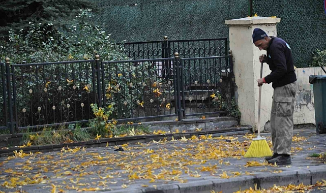 Temizlik işçilerinin yaprak mesaisi