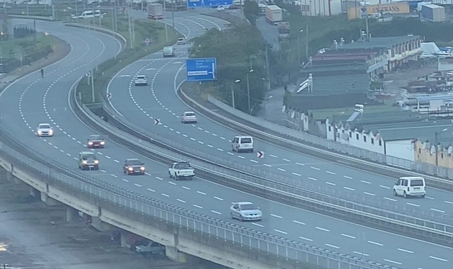 Ters şeride giren araç trafiği tehlikeye soktu