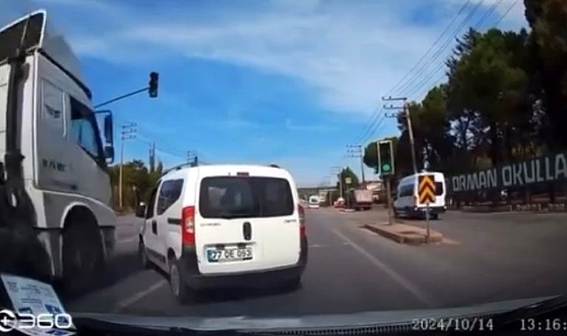 Ticari araca çarpan tır yan yattı