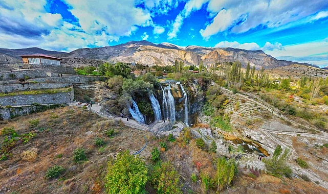 Tortum Şelalesi&#039;ne rengarenk cümbüşüyle ziyaretçilerini büyüledi