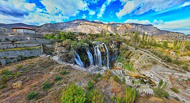 Tortum Şelalesi'ne rengarenk cümbüşüyle ziyaretçilerini büyüledi