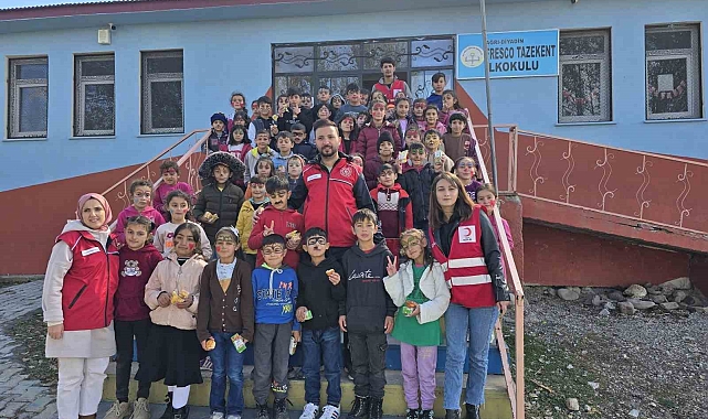 Türk Kızılayı Diyadin şubesi gönüllülerinden miniklere sürpriz