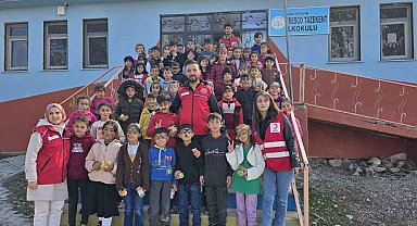 Türk Kızılayı Diyadin şubesi gönüllülerinden miniklere sürpriz