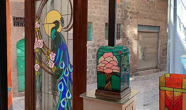 Vitray sanatına kadın eli değdi