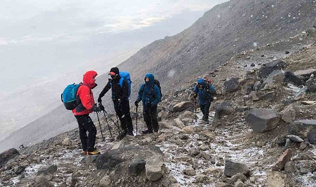 Yabancı turistler kar, sis ve fırtınaya rağmen Ağrı Dağı&#039;na tırmandı