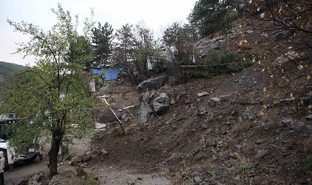 Yağış sebebiyle dağdan kopan kaya parçası yola düştü