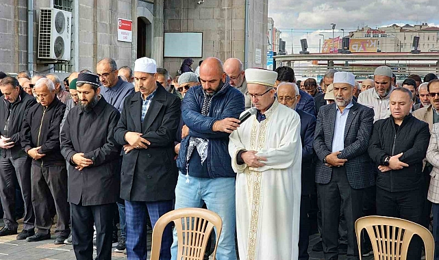 Yahya Sinvar için gıyabi cenaze namazı kılındı