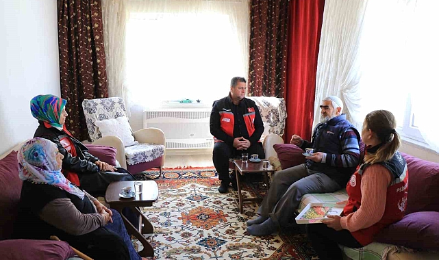 Yaşlılar evlerinde ziyaret edildi