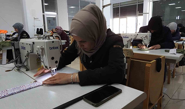Yetim anneleri dikiş atölyesinde meslek öğreniyor