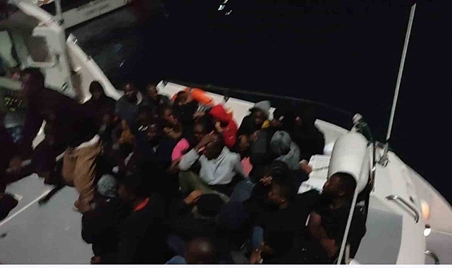Yunanistan&#039;ın geri ittiği 25 düzensiz göçmen kurtarıldı