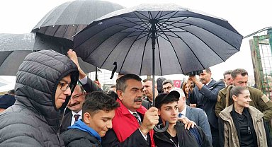 Yusuf Tekin, Uluslararası Robot Yarışması'na katılan öğrencilerle bir araya geldi