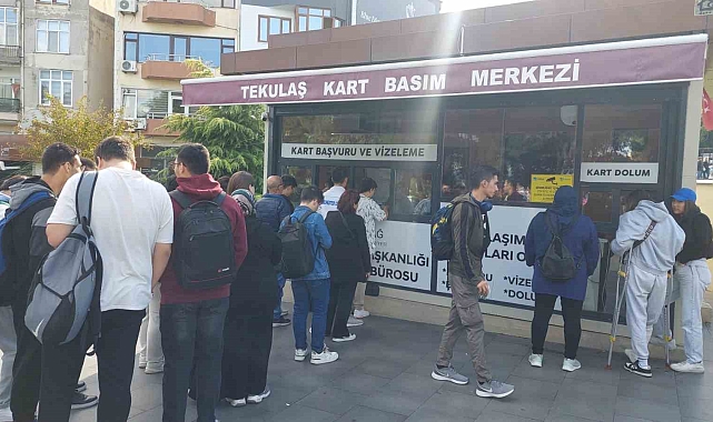 Yüzlerce öğrenci, toplu taşıma kartı için saatlerce sıra beklemek zorunda kaldı