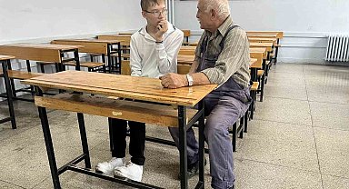 zihinsel engelli torununu yalnız bırakmak istemeyen dede, okulda gönüllü görevli oldu